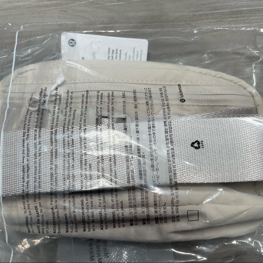 Lululemon Everywhere Belt Bag NWT - Picture 9 of 10
